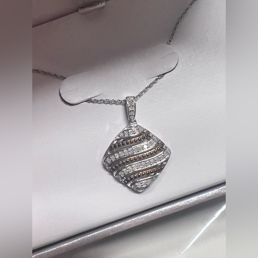 Beautiful 0.25CTW Pendant with STERLING SILVER